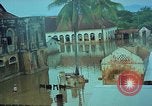 Immagine di Il fiume Mekong inondazioni città di Chau Doc in Vietnam durante la Guerra del Vietnam Chau Doc Vietnam del Sud, 1966, secondo 30 filmato di repertorio 65675069969