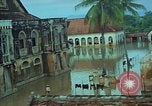 Immagine di Il fiume Mekong inondazioni città di Chau Doc in Vietnam durante la Guerra del Vietnam Chau Doc Vietnam del Sud, 1966, secondo 31 filmato di repertorio 65675069969