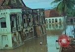 Immagine di Il fiume Mekong inondazioni città di Chau Doc in Vietnam durante la Guerra del Vietnam Chau Doc Vietnam del Sud, 1966, secondo 32 filmato di repertorio 65675069969