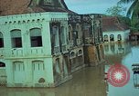 Immagine di Il fiume Mekong inondazioni città di Chau Doc in Vietnam durante la Guerra del Vietnam Chau Doc Vietnam del Sud, 1966, secondo 33 filmato di repertorio 65675069969