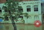 Immagine di Il fiume Mekong inondazioni città di Chau Doc in Vietnam durante la Guerra del Vietnam Chau Doc Vietnam del Sud, 1966, secondo 35 filmato di repertorio 65675069969