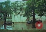 Immagine di Il fiume Mekong inondazioni città di Chau Doc in Vietnam durante la Guerra del Vietnam Chau Doc Vietnam del Sud, 1966, secondo 44 filmato di repertorio 65675069969