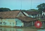 Immagine di Il fiume Mekong inondazioni città di Chau Doc in Vietnam durante la Guerra del Vietnam Chau Doc Vietnam del Sud, 1966, secondo 49 filmato di repertorio 65675069969