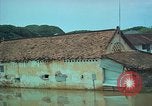 Immagine di Il fiume Mekong inondazioni città di Chau Doc in Vietnam durante la Guerra del Vietnam Chau Doc Vietnam del Sud, 1966, secondo 50 filmato di repertorio 65675069969