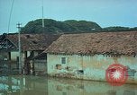 Immagine di Il fiume Mekong inondazioni città di Chau Doc in Vietnam durante la Guerra del Vietnam Chau Doc Vietnam del Sud, 1966, secondo 52 filmato di repertorio 65675069969