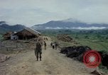 Image Le Capitaine Roger Donlon Vietnam, 1964, de la seconde 23 séquences d'archives historiques vidéo 65675069980