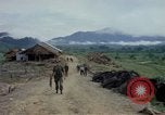 Image Le Capitaine Roger Donlon Vietnam, 1964, de la seconde 24 séquences d'archives historiques vidéo 65675069980