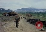 Image Le Capitaine Roger Donlon Vietnam, 1964, de la seconde 27 séquences d'archives historiques vidéo 65675069980