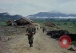 Image Le Capitaine Roger Donlon Vietnam, 1964, de la seconde 28 séquences d'archives historiques vidéo 65675069980