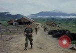 Image Le Capitaine Roger Donlon Vietnam, 1964, de la seconde 29 séquences d'archives historiques vidéo 65675069980