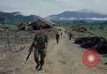 Image Le Capitaine Roger Donlon Vietnam, 1964, de la seconde 30 séquences d'archives historiques vidéo 65675069980