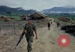 Image Le Capitaine Roger Donlon Vietnam, 1964, de la seconde 31 séquences d'archives historiques vidéo 65675069980