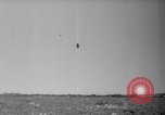 Standbild Flugzeuge Rettungsaktion test United States USA, 1944, aus Sekunde 15 historischem Filmmaterial Videoclip 65675069988