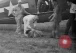 Standbild Flugzeuge Rettungsaktion test United States USA, 1944, aus Sekunde 35 historischem Filmmaterial Videoclip 65675069988