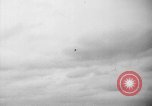 Standbild Flugzeuge Rettungsaktion test United States USA, 1944, aus Sekunde 58 historischem Filmmaterial Videoclip 65675069988