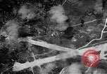 Standbild Bombardierung der Inseln Pacific Theater, 1944, aus Sekunde 29 historischem Filmmaterial Videoclip 65675069993