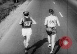 Standbild Olympische Rekorde Helsinki Finnland, 1952, aus Sekunde 20 historischem Filmmaterial Videoclip 65675070005