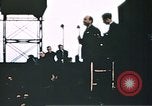 Standbild auf USO tour Bob Hope unterhält Fliegern von 351 Bombe Gruppe England, 1943, aus Sekunde 10 historischem Filmmaterial Videoclip 65675070034
