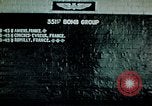 Standbild US 351 Bombe Gruppe Vorbereitung auf die Sendung über Deutschland England, 1943, aus Sekunde 13 historischem Filmmaterial Videoclip 65675070035