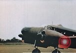 Standbild US 351 Bombe Gruppe Vorbereitung auf die Sendung über Deutschland England, 1943, aus Sekunde 18 historischem Filmmaterial Videoclip 65675070035