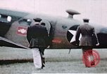 Standbild US 351 Bombe Gruppe Vorbereitung auf die Sendung über Deutschland England, 1943, aus Sekunde 21 historischem Filmmaterial Videoclip 65675070035