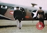 Standbild US 351 Bombe Gruppe Vorbereitung auf die Sendung über Deutschland England, 1943, aus Sekunde 22 historischem Filmmaterial Videoclip 65675070035