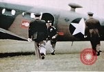 Standbild US 351 Bombe Gruppe Vorbereitung auf die Sendung über Deutschland England, 1943, aus Sekunde 23 historischem Filmmaterial Videoclip 65675070035