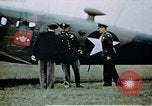 Standbild US 351 Bombe Gruppe Vorbereitung auf die Sendung über Deutschland England, 1943, aus Sekunde 27 historischem Filmmaterial Videoclip 65675070035