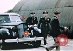 Standbild US 351 Bombe Gruppe Vorbereitung auf die Sendung über Deutschland England, 1943, aus Sekunde 29 historischem Filmmaterial Videoclip 65675070035