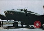 Standbild US 351 Bombe Gruppe Vorbereitung auf die Sendung über Deutschland England, 1943, aus Sekunde 49 historischem Filmmaterial Videoclip 65675070035