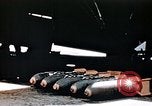 Standbild US 351 Bombe Gruppe Vorbereitung auf die Sendung über Deutschland England, 1943, aus Sekunde 51 historischem Filmmaterial Videoclip 65675070035