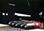 Standbild US 351 Bombe Gruppe Vorbereitung auf die Sendung über Deutschland England, 1943, aus Sekunde 53 historischem Filmmaterial Videoclip 65675070035
