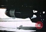 Standbild US 351 Bombe Gruppe Vorbereitung auf die Sendung über Deutschland England, 1943, aus Sekunde 56 historischem Filmmaterial Videoclip 65675070035
