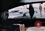 Standbild US 351 Bombe Gruppe Vorbereitung auf die Sendung über Deutschland England, 1943, aus Sekunde 62 historischem Filmmaterial Videoclip 65675070035