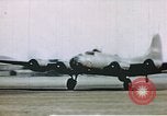 Image US 351bombe Groupe B-17S et 487e Escadron de chasse P-47s l'Angleterre, 1943, de la seconde 8 séquences d'archives historiques vidéo 65675070036
