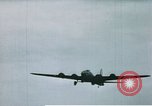 Image US 351bombe Groupe B-17S et 487e Escadron de chasse P-47s l'Angleterre, 1943, de la seconde 14 séquences d'archives historiques vidéo 65675070036