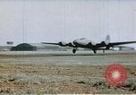 Image US 351bombe Groupe B-17S et 487e Escadron de chasse P-47s l'Angleterre, 1943, de la seconde 23 séquences d'archives historiques vidéo 65675070036
