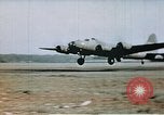 Image US 351bombe Groupe B-17S et 487e Escadron de chasse P-47s l'Angleterre, 1943, de la seconde 24 séquences d'archives historiques vidéo 65675070036
