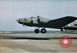 Image US 351bombe Groupe B-17S et 487e Escadron de chasse P-47s l'Angleterre, 1943, de la seconde 25 séquences d'archives historiques vidéo 65675070036