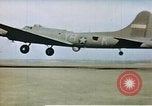 Image US 351bombe Groupe B-17S et 487e Escadron de chasse P-47s l'Angleterre, 1943, de la seconde 26 séquences d'archives historiques vidéo 65675070036