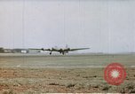 Image US 351bombe Groupe B-17S et 487e Escadron de chasse P-47s l'Angleterre, 1943, de la seconde 27 séquences d'archives historiques vidéo 65675070036