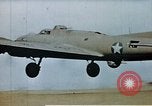 Image US 351bombe Groupe B-17S et 487e Escadron de chasse P-47s l'Angleterre, 1943, de la seconde 33 séquences d'archives historiques vidéo 65675070036