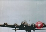 Image US 351bombe Groupe B-17S et 487e Escadron de chasse P-47s l'Angleterre, 1943, de la seconde 34 séquences d'archives historiques vidéo 65675070036