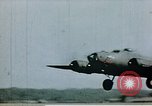 Image US 351bombe Groupe B-17S et 487e Escadron de chasse P-47s l'Angleterre, 1943, de la seconde 40 séquences d'archives historiques vidéo 65675070036