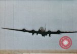 Image US 351bombe Groupe B-17S et 487e Escadron de chasse P-47s l'Angleterre, 1943, de la seconde 41 séquences d'archives historiques vidéo 65675070036