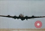 Image US 351bombe Groupe B-17S et 487e Escadron de chasse P-47s l'Angleterre, 1943, de la seconde 42 séquences d'archives historiques vidéo 65675070036