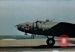 Image US 351bombe Groupe B-17S et 487e Escadron de chasse P-47s l'Angleterre, 1943, de la seconde 52 séquences d'archives historiques vidéo 65675070036