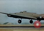 Image US 351bombe Groupe B-17S et 487e Escadron de chasse P-47s l'Angleterre, 1943, de la seconde 53 séquences d'archives historiques vidéo 65675070036