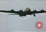 Image US 351bombe Groupe B-17S et 487e Escadron de chasse P-47s l'Angleterre, 1943, de la seconde 54 séquences d'archives historiques vidéo 65675070036
