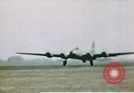 Image US 351bombe Groupe B-17S et 487e Escadron de chasse P-47s l'Angleterre, 1943, de la seconde 58 séquences d'archives historiques vidéo 65675070036